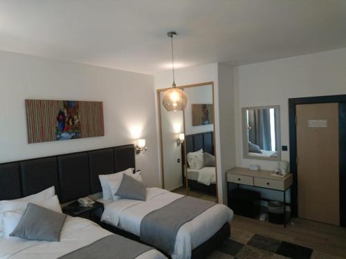 Red Rose Hotel And Suites