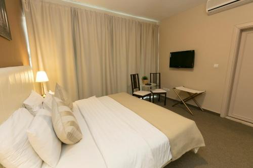 Red Rose Hotel And Suites