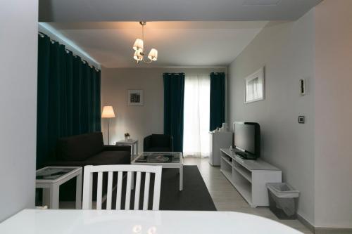 Red Rose Hotel And Suites