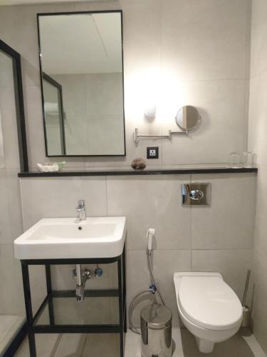 Red Rose Hotel And Suites