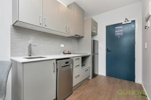 Qv Air-conditioned Apartment With Carpark (904)