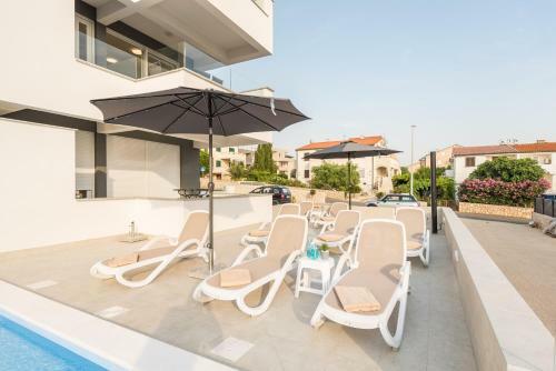 Adna Luxury Apartment With A Pool