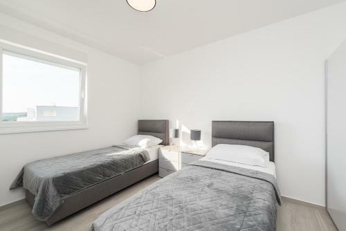 Adna Luxury Apartment With A Pool