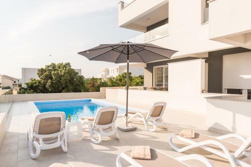 Adna Luxury Apartment With A Pool