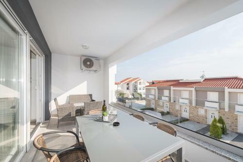 Adna Luxury Apartment With A Pool