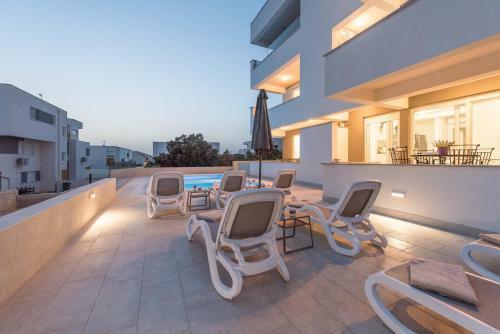 Adna Luxury Apartment With A Pool
