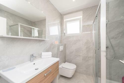 Adna Luxury Apartment With A Pool