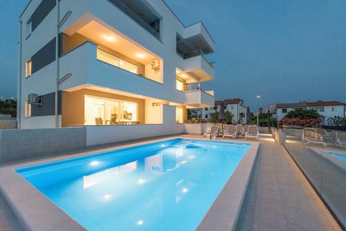 Adna Luxury Apartment With A Pool