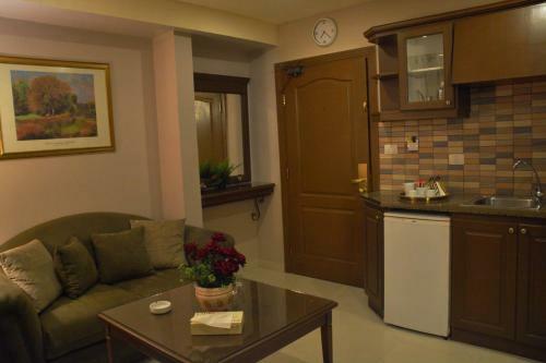Capri Hotel Suites