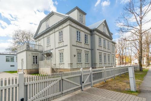 Modern Studio Apartment In The Best Location!