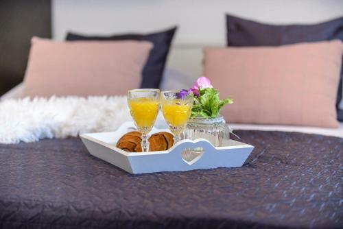 Lorelai Apartments