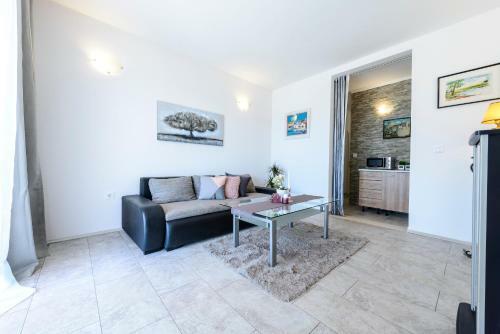 Lorelai Apartments