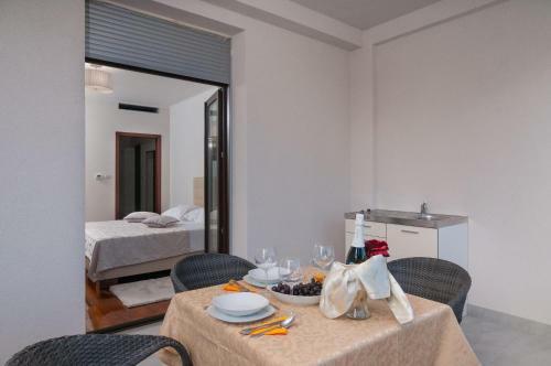 Hostal Luxury Rooms Near The Beach