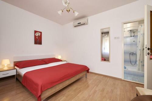 Hostal Apartments And Rooms With Parking Space Trogir - 13102