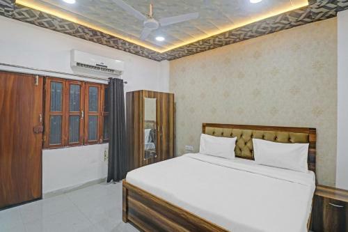 Collection O 84083 Hotel Paras Palace