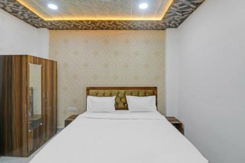 Collection O 84083 Hotel Paras Palace
