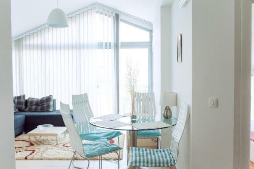 Acacia Hills Apartments, Sea View