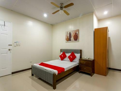 Hotel Vaccinated Staff - Oyo 805 Jmdc Apartelle I