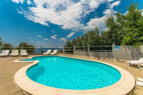 Villa Ozzi With 9 Bedrooms & Private Pool
