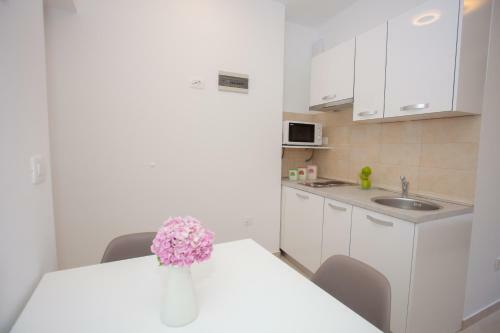 Summer Lounge Apartments