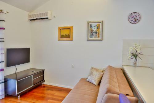 Summer Lounge Apartments