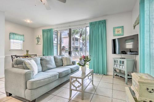Sunny Beach Cottage With Shared Pool - Walk To Coast