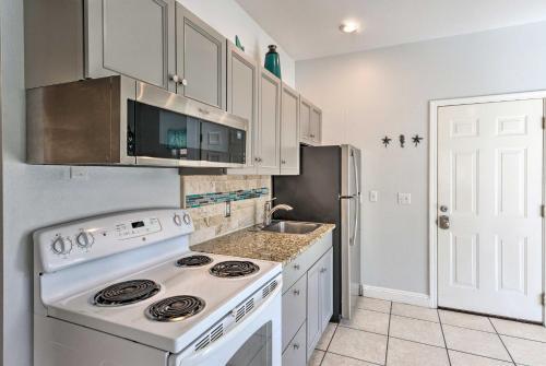 Sunny Beach Cottage With Shared Pool - Walk To Coast