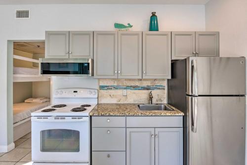 Sunny Beach Cottage With Shared Pool - Walk To Coast