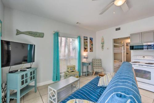 Sunny Beach Cottage With Shared Pool - Walk To Coast