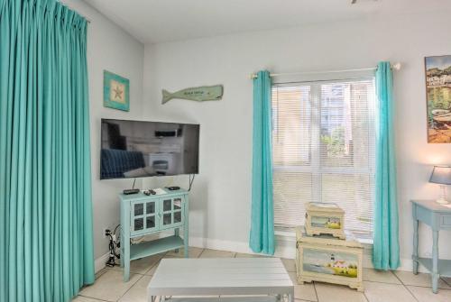 Sunny Beach Cottage With Shared Pool - Walk To Coast