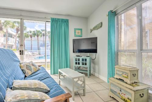 Sunny Beach Cottage With Shared Pool - Walk To Coast