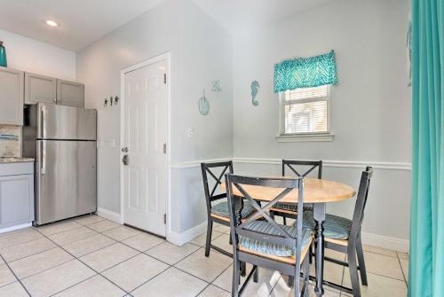Sunny Beach Cottage With Shared Pool - Walk To Coast