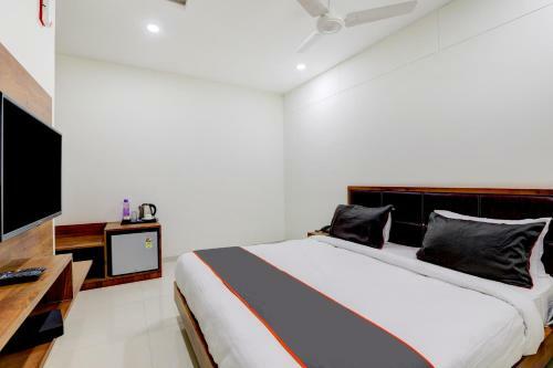 Collection O 79334 Hotel Maa Gayatri