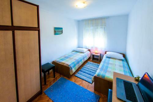 Hostal Rooms Raji?