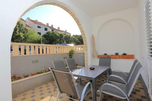 Apartments With A Parking Space Makarska - 18324