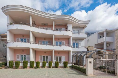 Apartments Romana