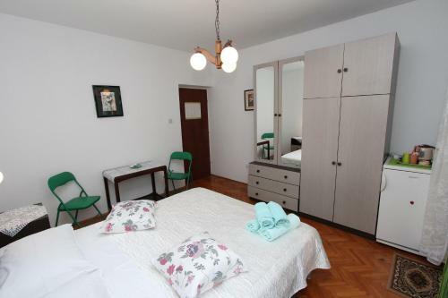 Hostal Rooms And Apartment Pina
