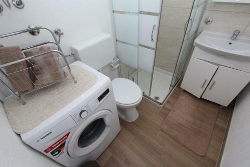 Hostal Rooms And Apartment Pina