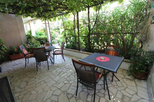 Hostal Rooms And Apartment Pina