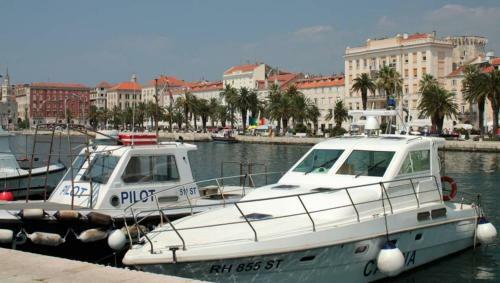 Hostal Guesthouse Maestral