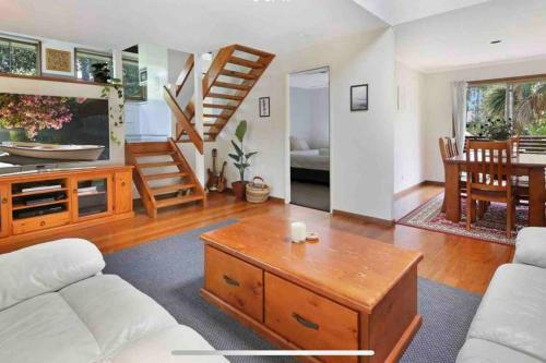 Lakeside Beach House - Hostie Properties