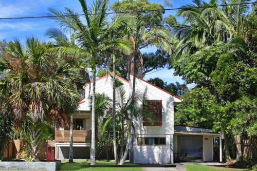 Lakeside Beach House - Hostie Properties