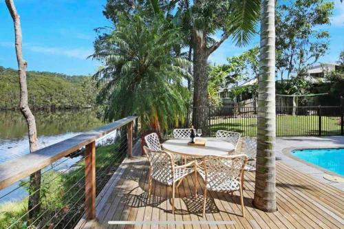Lakeside Beach House - Hostie Properties