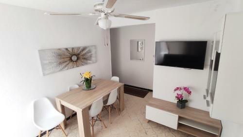 Sunny Apartment Near The Beach