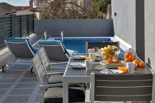 Apartment Lotte With Private Pool In The City Center!