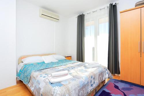 Apartments With A Parking Space Makarska - 18145