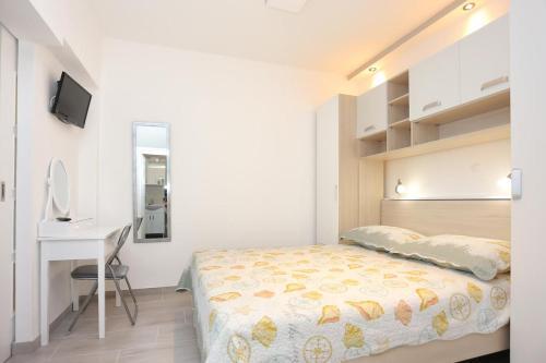Apartments With A Parking Space Makarska - 18213