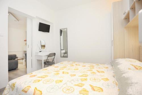 Apartments With A Parking Space Makarska - 18213