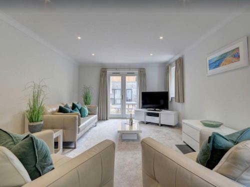 Villa Priory House; Sleeps 6-20
