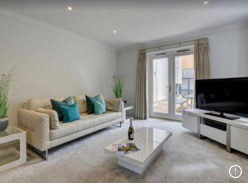 Villa Priory House; Sleeps 6-20